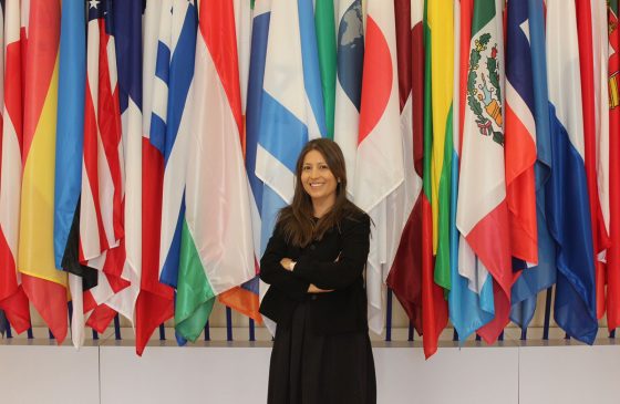 Alejandra Medina: la Ingeniera Comercial UC que llegó a París como economista financiera de la OECD