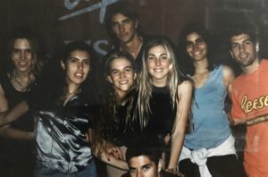 Foto antigua de un grupo de jóvenes
