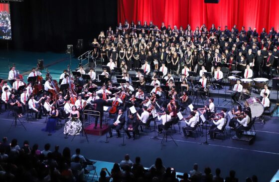 Coro Alumni UC da inicio a su temporada 2024 en conciertos dirigidos por el exalumno Paolo Bortolameolli