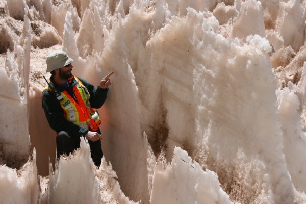 Hombre al lado de un glaciar