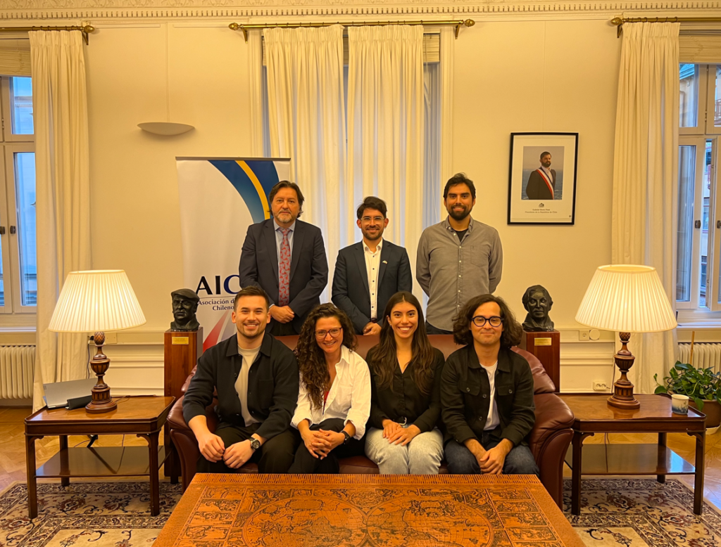 Foto de la Directiva de la AIChiS junto al Embajador de Chile en Suecia tras el anunció de los estudiantes que viajarán a la Semana Nobel 2024