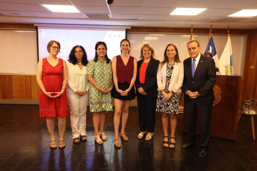 Fotografía de un grupo de personas, entre ellas autoridades de la Escuela de Trabajo Social UC y el Rector Ignacio Sánchez