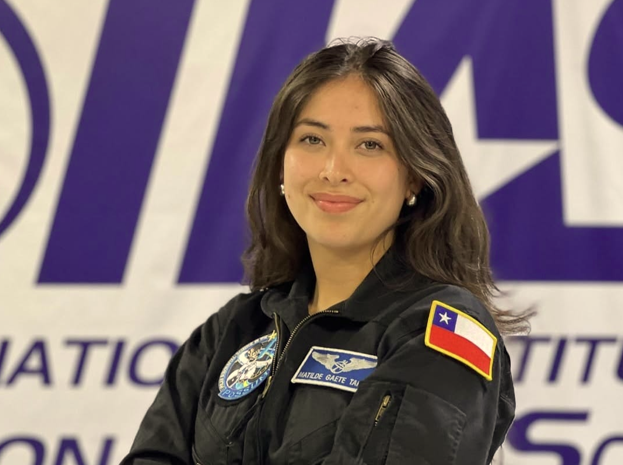 Foto facial de Matilde Gaete estudiante UC, lleva puesto un traje con la bandera de chile en su hombro