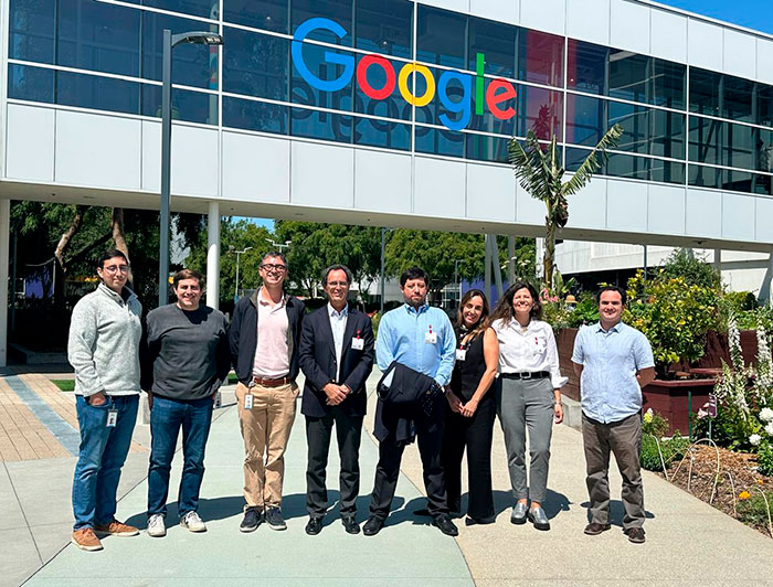 Fotografía de un grupo de autoridades UC frente a edificio de Google en California, Estados Unidos