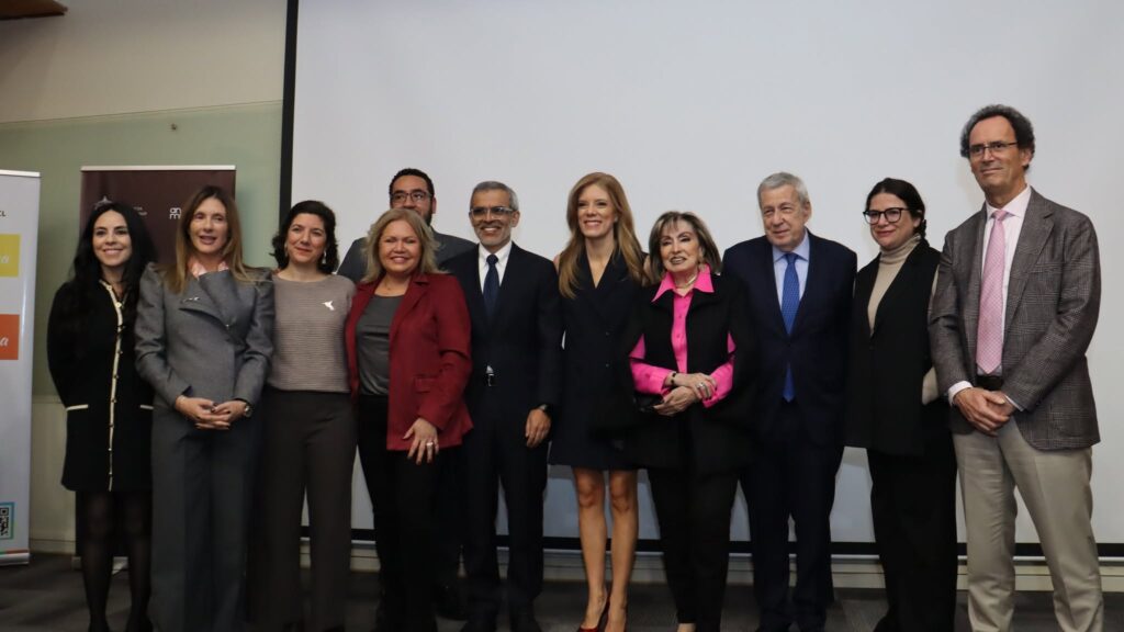 Fotografía de Mónica Rincón junto a autoridades UC, entre ellas, el Rector Juan Carlos de la Llera, autoridades gubernamentales, entre otras.