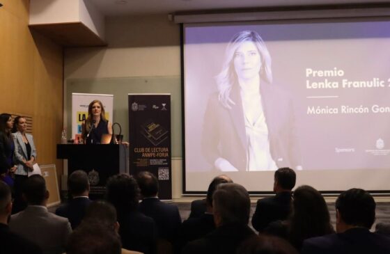 Mónica Rincón, destacada periodista UC, es reconocida con premio Lenka Franulic
