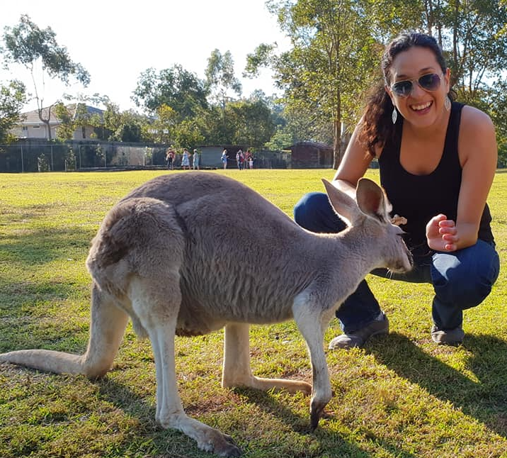 Fotografía de Ángela Baeza junto a un canguro