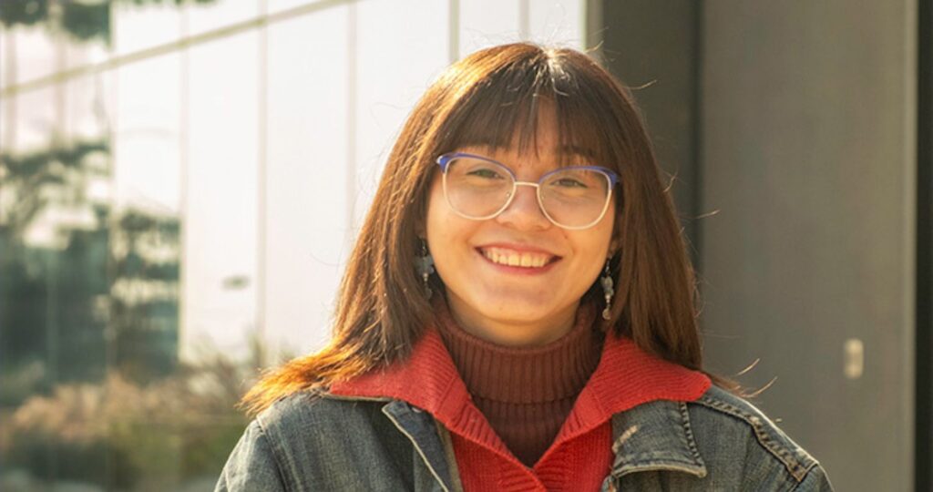 Foto facial de una mujer joven con lentes