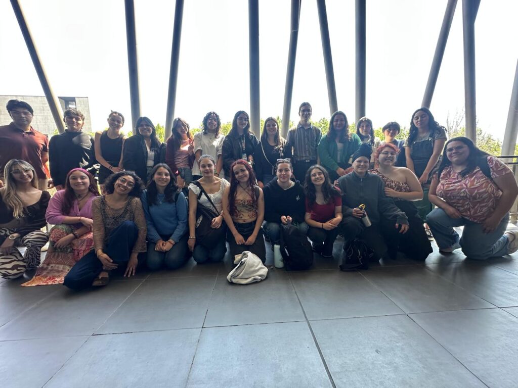 Grupo de decenas de personas posando para la foto