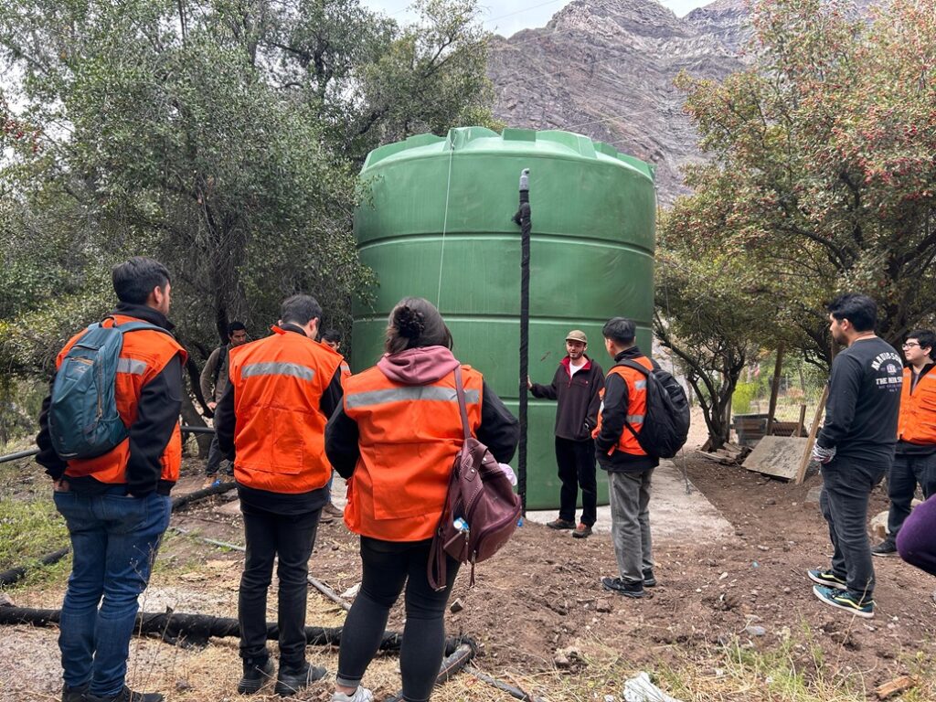 Fotografía de Comunidad El Alfalfal, San Jose de Maipo _ Coordinador del proyecto Mostrando Uno de los Estanques de Acumulación del Sistema en hito de inauguración