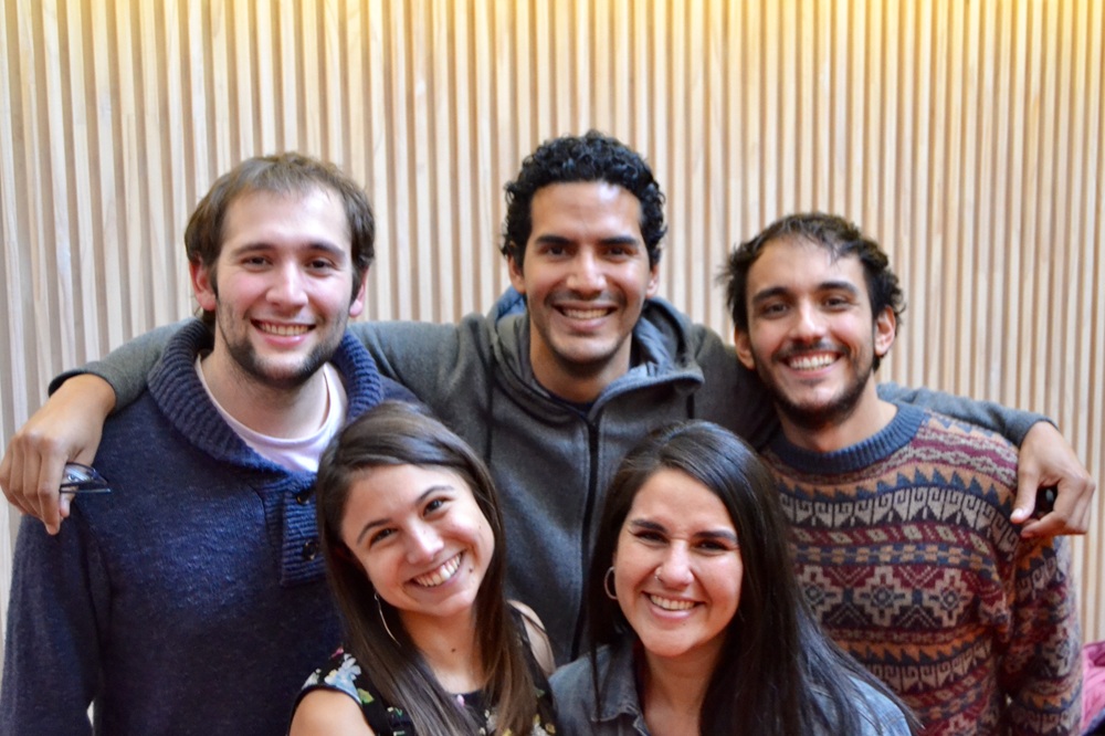 Fotografía facial de los cinco ingenieros e ingenieras UC que fundaron ISF Chile, juntos sonriendo