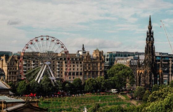 Encuentro en Edimburgo: exalumnos y estudiantes junto al Rector UC