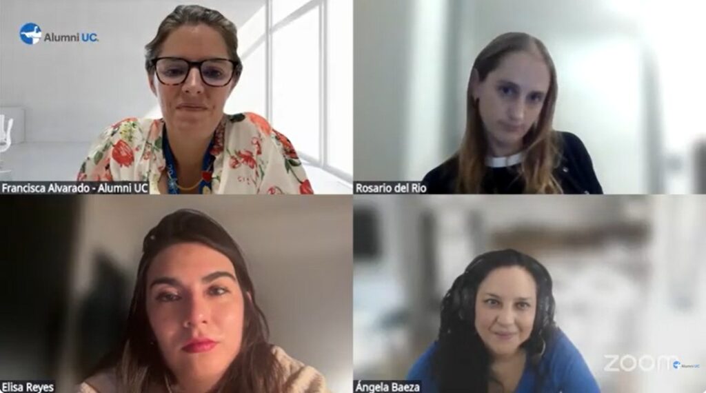 Captura de pantalla de una transmisión en vivo por YouTube, se visualizan cuatro mujeres