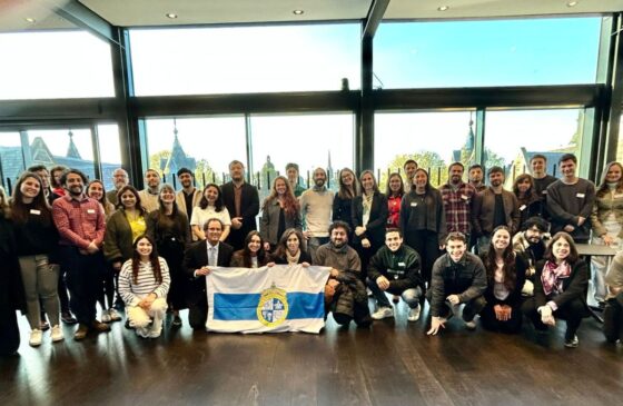 Exalumnos y estudiantes UC se reúnen en Edimburgo para compartir experiencias junto al rector y autoridades universitarias