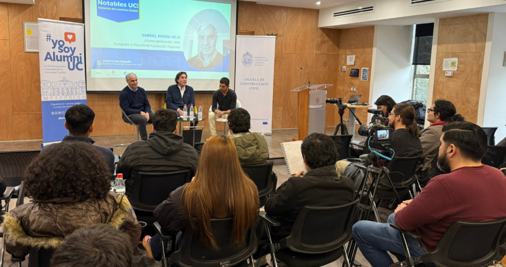 Fotografía de una sala y un panel de tres personas