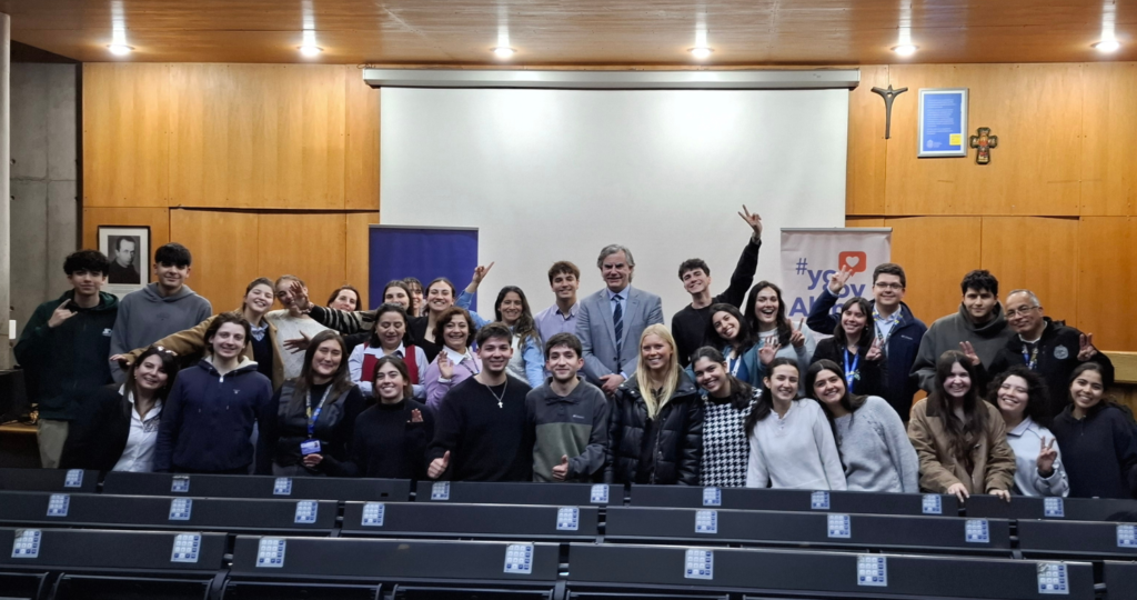 Fotografía de un grupo de personas sonriendo y haciendo gestos con las manos