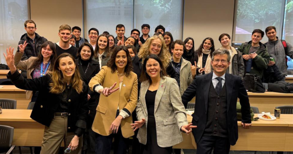Grupo de personas haciendo dignos con las manos y sonriendo