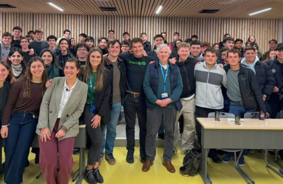 El emprendedor e ingeniero comercial UC, Nicolás Shea, comparte con estudiantes 30 años de aprendizajes
