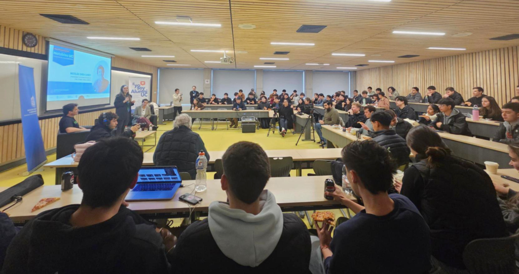 Fotografía de una sala de clases llena de gente